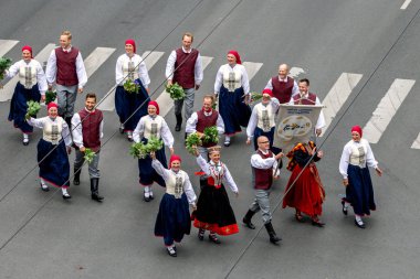 Letonca şarkı ve dans festivali