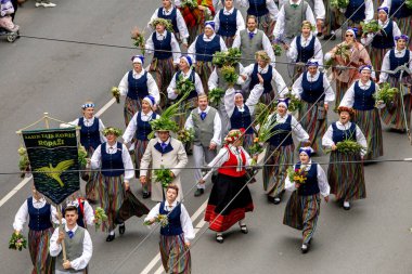 Letonca şarkı ve dans festivali