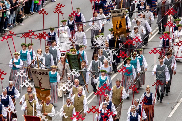 Letonca şarkı ve dans festivali