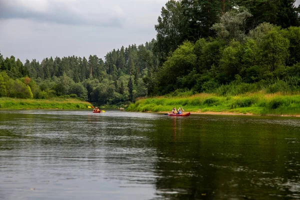 Boottocht over de rivier tijdens de zomer. Rechtenvrije Stockafbeeldingen