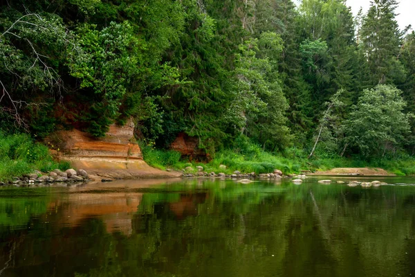 Τοπίο με ποτάμι, βράχο και το δάσος στη Λετονία. — Φωτογραφία Αρχείου