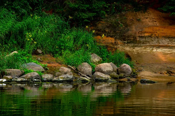 Paisagem com rio, penhasco e rochas na Letónia . — Fotografia de Stock