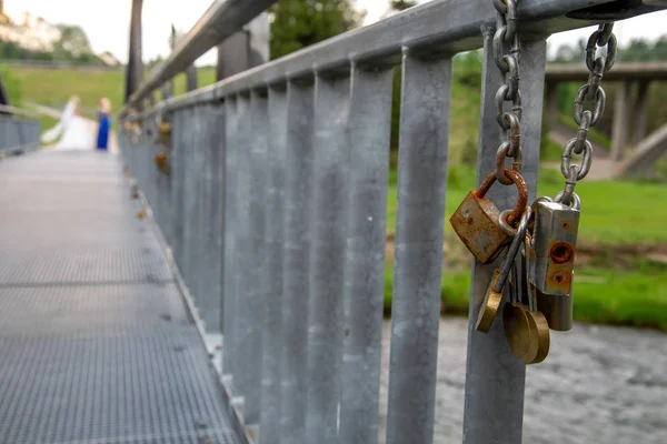 Cerraduras en el puente metálico en Letonia . —  Fotos de Stock