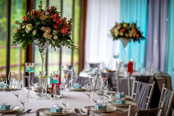Букет цветов и стаканов на свадебном столе — стоковое фото
