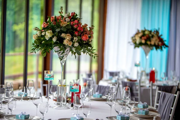 Blumenstrauß und Gläser auf dem Hochzeitstisch — Stockfoto