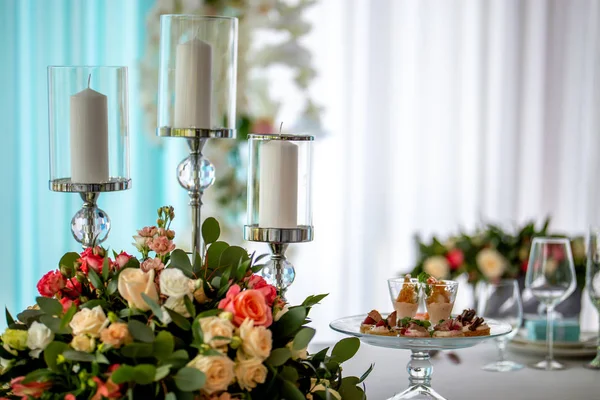 Candles and flowers on festive table — Stock Photo, Image