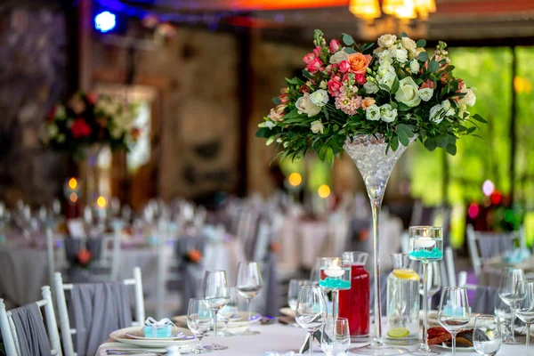 Hochzeitstisch mit Blumen und Geschirr dekoriert — Stockfoto