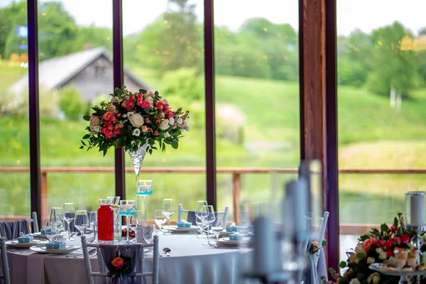 Hochzeitstisch mit Blumen und Geschirr dekoriert — Stockfoto