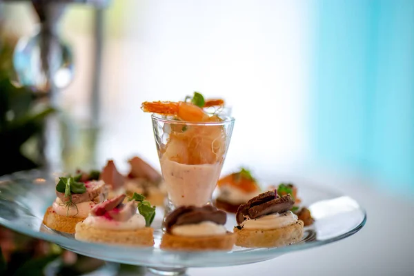 Ensalada de camarones y sándwiches en plato . — Foto de Stock