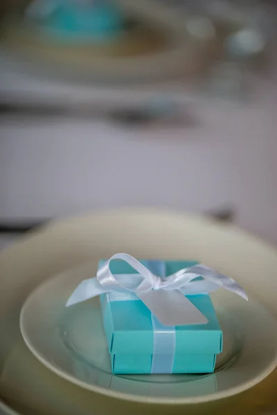 Caja de regalo azul claro en el plato — Foto de Stock