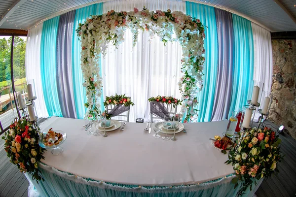 Restaurant für Hochzeitsfeier dekoriert — Stockfoto