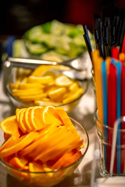 Rebanadas de naranja, limón y lima en la mesa de bodas — Foto de Stock