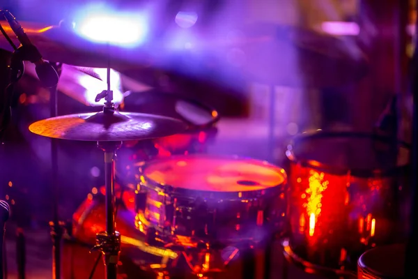 Drumkit em luz multicolorida abstrata — Fotografia de Stock