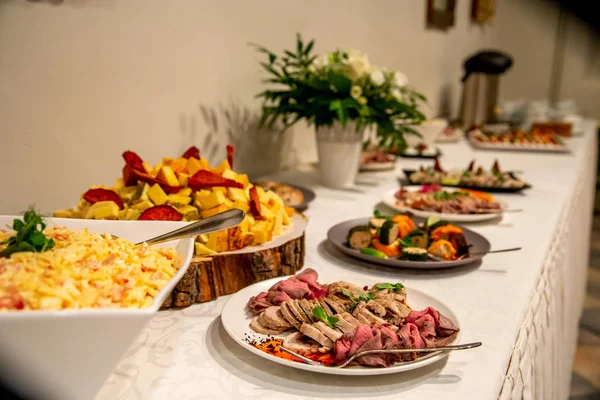 Snacks en la mesa de la boda — Foto de Stock