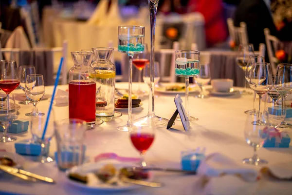 Tabellen instellen voor bruiloftsfeest in restaurant — Stockfoto