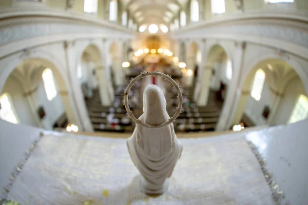 Marien-Statue in der Kirche — Stockfoto