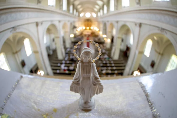 Marien-Statue in der Kirche — Stockfoto