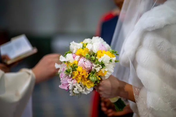 Bouquet of flowers in the hand of the bride during the marriage — Stock Photo, Image
