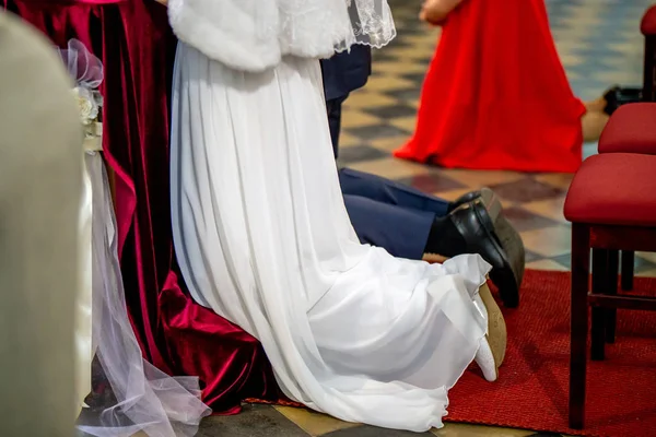 Bride and groom during wedding ceremony in church. — Stock Photo, Image