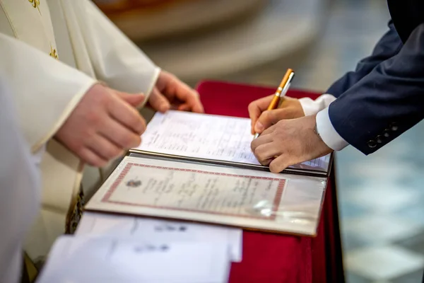 Bräutigam unterzeichnet Dokument über die Registrierung der Ehe — Stockfoto