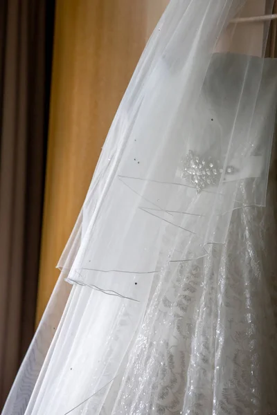 挂在木衣柜的新娘礼服 — 图库照片