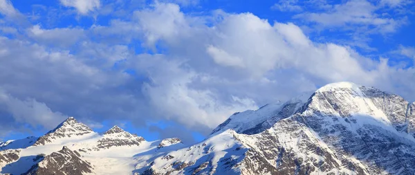 Picos Cubiertos Nieve Nubes Del Cáucaso Monte Donguzorun — Foto de Stock