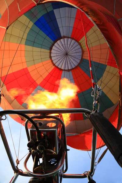 热气球背景下燃烧器的火焰 — 图库照片