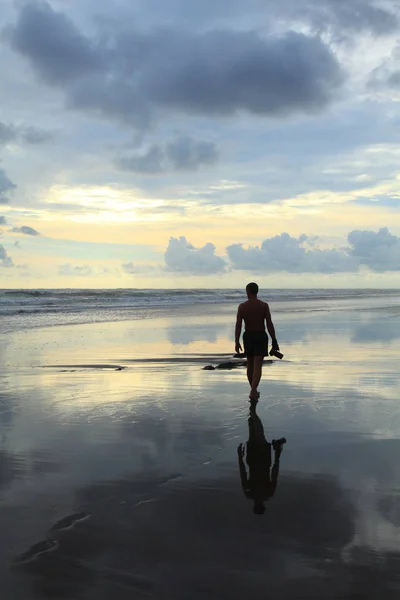 Fotógrafo Con Una Cámara Camina Por Playa Durante Una Salida — Foto de Stock