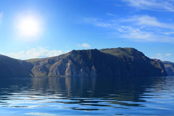 Costa Rocosa Del Lago Baikal Refleja Superficie Acuosa —  Fotos de Stock