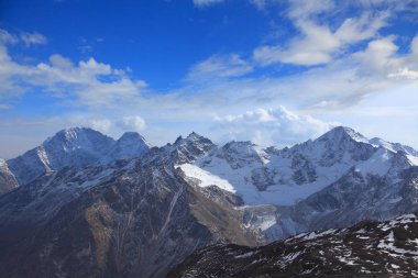 Ana Kafkasya ridge Elbrus eğimi üzerinden görünümünü