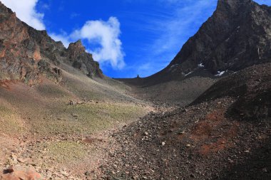 karanlık ve aydınlık Dağları bağlandığı gorge