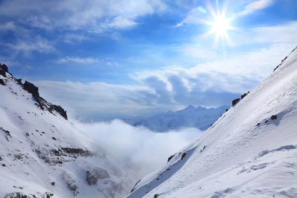 Zonnige Winterdag Bergen Van Kaukasus — Stockfoto