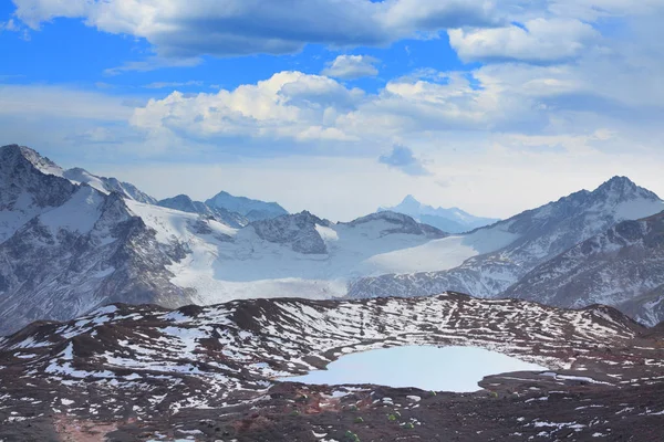 Gletschersee Vor Dem Hintergrund Des Berggipfels — Stockfoto