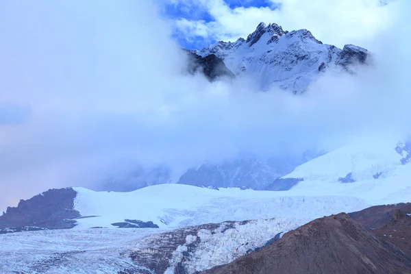 高耸在冰川上的岩石峰 — 图库照片