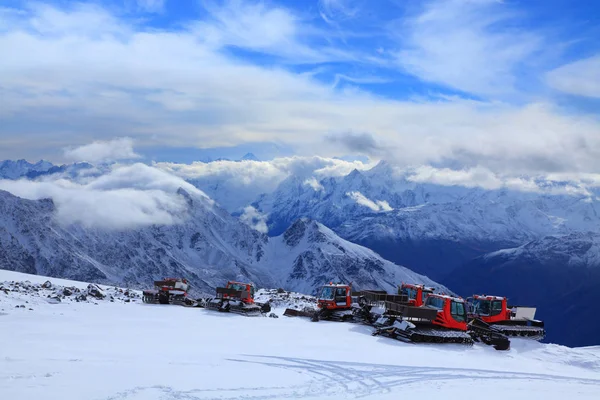 Snowcat Kafkas Dağları bir arka plan üzerinde Park