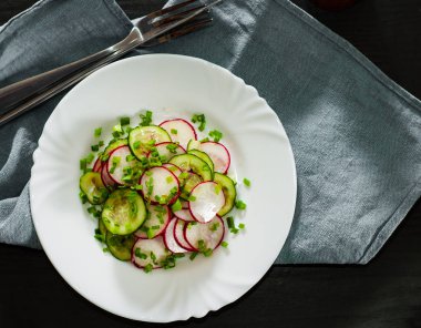 Turp, salatalık, pırasa ve plaka ahşap bir masa üzerinde bıçak salatası