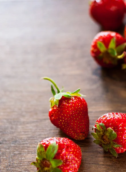 Reife Erdbeeren Auf Holztischhintergrund Mit Kopierraum — Stockfoto