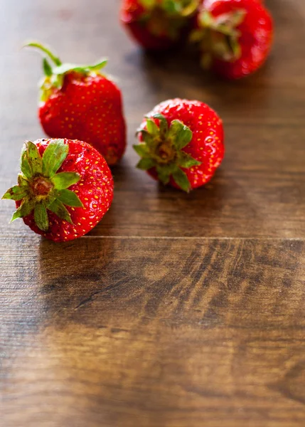 Reife Erdbeeren Auf Holztischhintergrund Mit Kopierraum — Stockfoto