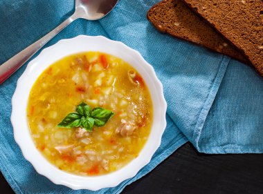 tavuk çorbası ile sebze ve pirinç beyaz kase