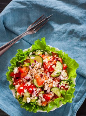 vitamini salata domates, salatalık, soğan, lettucce ve masada beyaz kase süzme peynir ile