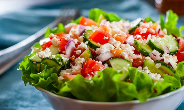 Vitamine Salade Met Tomaat Komkommer Lettucce Kwark Witte Kom Tafel — Stockfoto