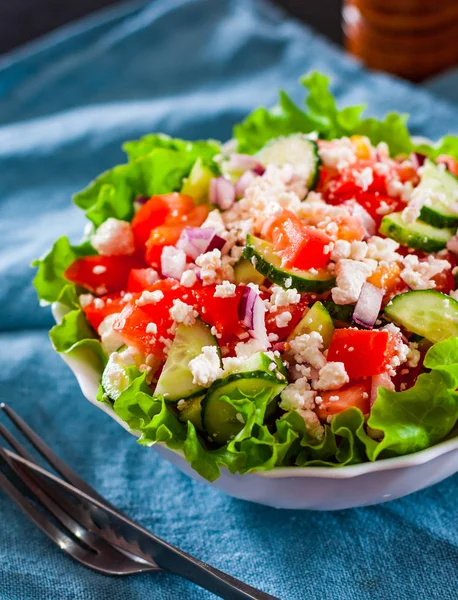 vitamini salata domates, salatalık, soğan, lettucce ve masada beyaz kase süzme peynir ile