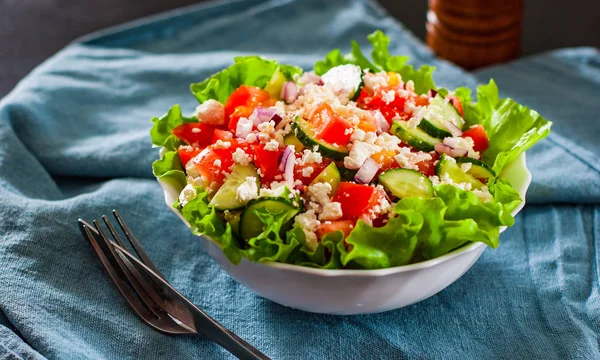 Vitamine Salade Met Tomaat Komkommer Lettucce Kwark Witte Kom Tafel — Stockfoto