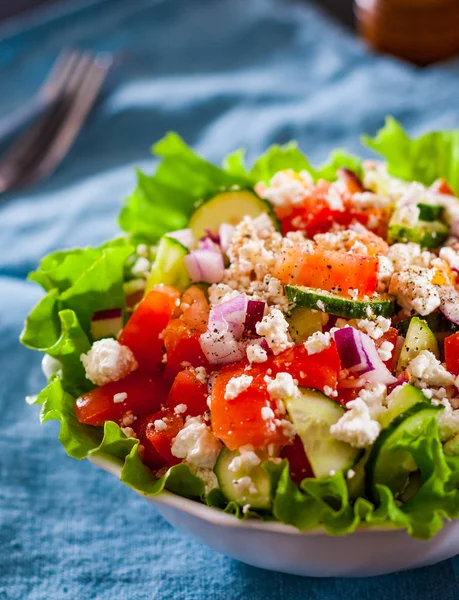 Vitamine Salade Met Tomaat Komkommer Lettucce Kwark Witte Kom Tafel — Stockfoto