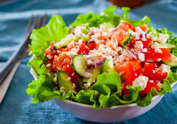 Vitamine Salade Met Tomaat Komkommer Lettucce Kwark Witte Kom Tafel — Stockfoto