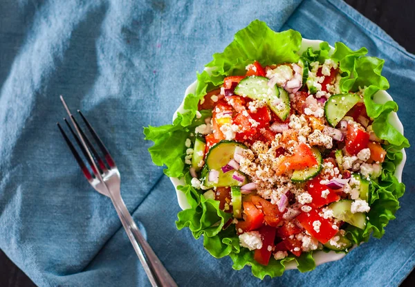 vitamini salata domates, salatalık, soğan, lettucce ve masada beyaz kase süzme peynir ile