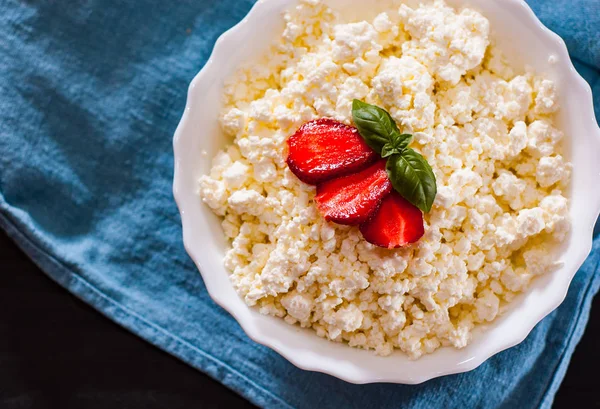 Desayuno Saludable Requesón Con Fresas Tazón Blanco Sobre Mesa —  Fotos de Stock