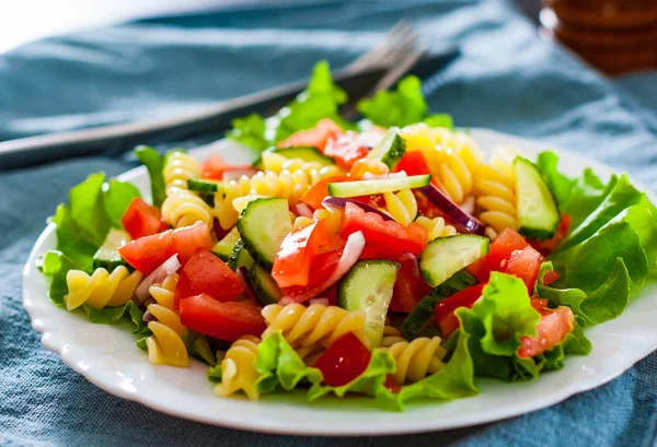 Groenten Pastasalade Met Tomaat Sla Komkommer Witte Plaat Tafel — Stockfoto