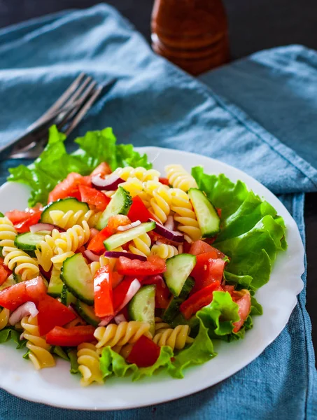 Groenten Pastasalade Met Tomaat Sla Komkommer Witte Plaat Tafel — Stockfoto