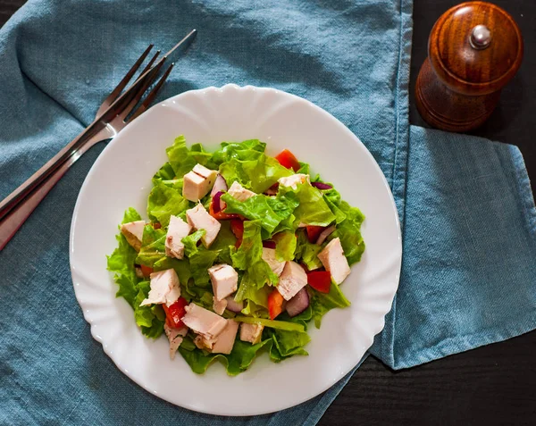 Verse Groenten Salade Met Kip Sla Tomaat Witte Plaat Tafel — Stockfoto